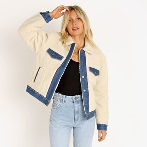 LEVI'S EX-BOYFRIEND Ecovero Sherpa Trucker Jacket “Counting Sheep” Size small